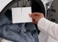 Detergentul care arată ca o foaie de hârtie și ocupă de zeci de ori mai puțin spațiu. De ce îl aleg tot mai mulți pentru mașina de spălat