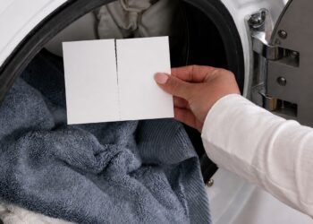 Detergentul care arată ca o foaie de hârtie și ocupă de zeci de ori mai puțin spațiu. De ce îl aleg tot mai mulți pentru mașina de spălat