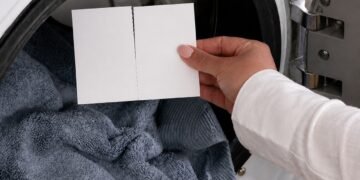 Detergentul care arată ca o foaie de hârtie și ocupă de zeci de ori mai puțin spațiu. De ce îl aleg tot mai mulți pentru mașina de spălat