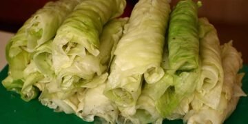 Cum poți avea frunze de varză murată toată iarna, fără să pui varza la butoi. Trucul pentru sarmale